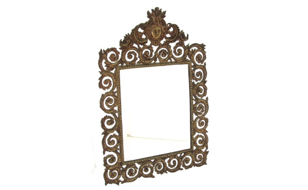 Miroir en bronze à décor de rinceaux et 