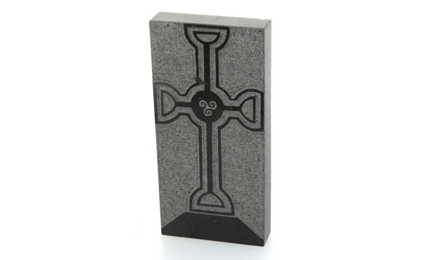 Bloc de granit à décor d'une croix celti