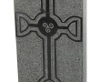 Bloc de granit à décor d'une croix celti