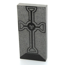 Bloc de granit à décor d'une croix celti