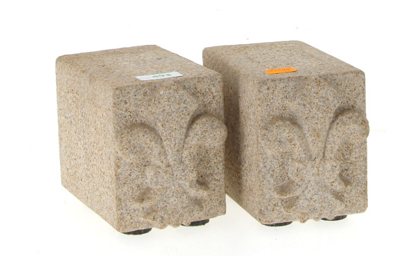 Deux blocs de granit sculptés d'une fleu