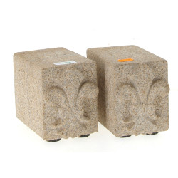 Deux blocs de granit sculptés d'une fleu