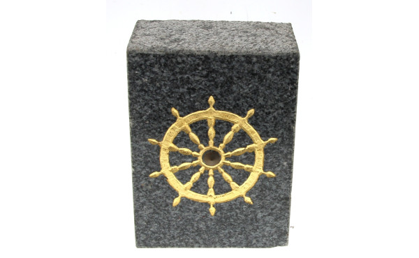 Bloc de granit poli sur une face, gravé 