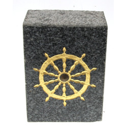 Bloc de granit poli sur une face, gravé 