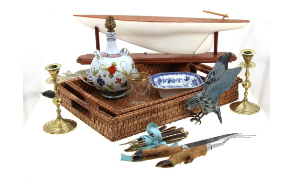 Lot de bibelots divers : coque sur ber :