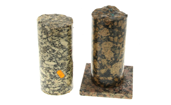 2 carotages de granit, vernis H.20 et 22