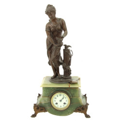 Pendule en régule et onyx vert, à décor 