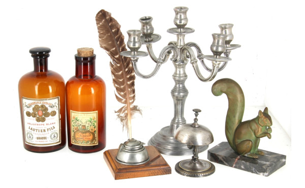 Lot comprenant un encrier en étain et bo