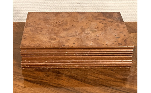 Coffret à bijoux en loupe contenant quel