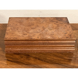 Coffret à bijoux en loupe contenant quel