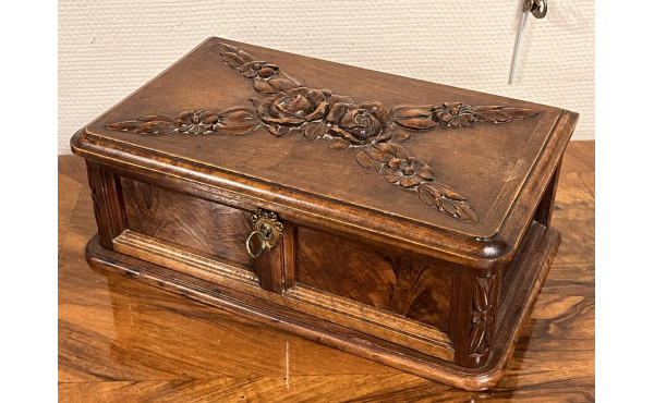 Beau coffret en bois sculpté, couvercle 