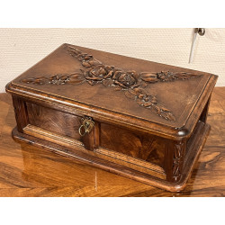 Beau coffret en bois sculpté, couvercle 