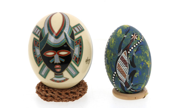 Oeuf d'autruche à décor peint d'un masqu