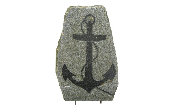 Bloc de granit brut gravé d'une ancre de