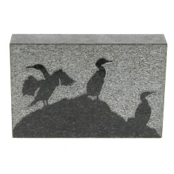 Bloc de granit rectangulaire à décor pol