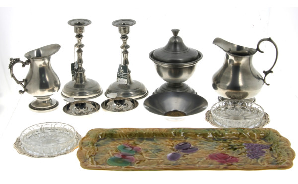 Lot d'étains : paire de bougeoirs, un po