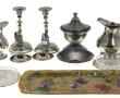 Lot d'étains : paire de bougeoirs, un po