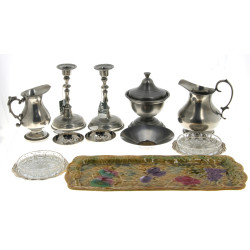 Lot d'étains : paire de bougeoirs, un po