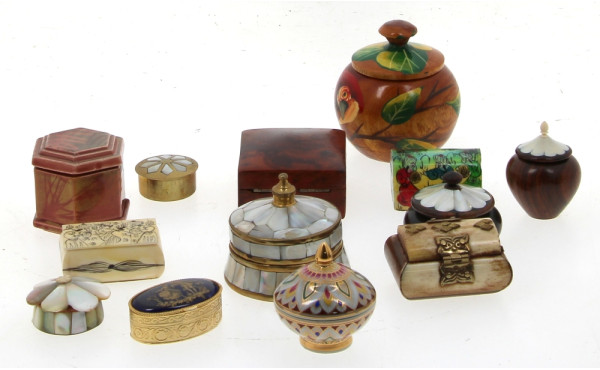 Lot de 13 petites boîtes de différentes 