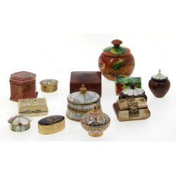 Lot de 13 petites boîtes de différentes 