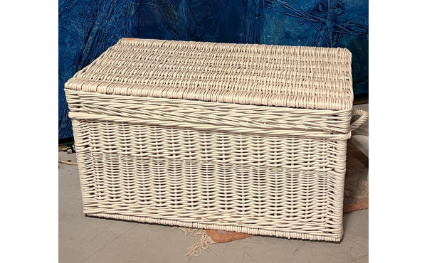 Malle en osier peint en blanc