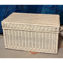 Malle en osier peint en blanc