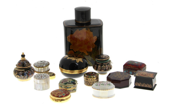 Lot de 13 petites boîtes de différentes 