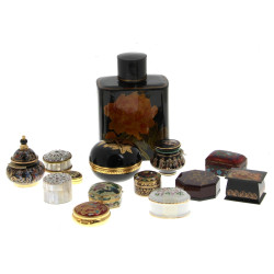 Lot de 13 petites boîtes de différentes 