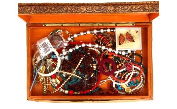 Lot de bijoux fantaisie dans un coffret 