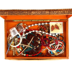 Lot de bijoux fantaisie dans un coffret 