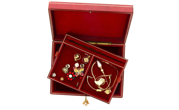 Coffret à bijoux en cuir rouge et filets