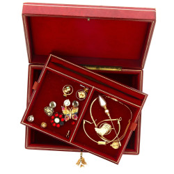 Coffret à bijoux en cuir rouge et filets