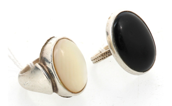 Deux importantes bagues en argent, l'une