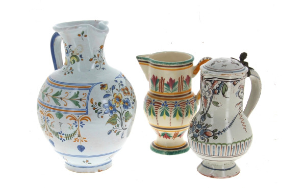 Pichet couvert ancien en faïence à décor