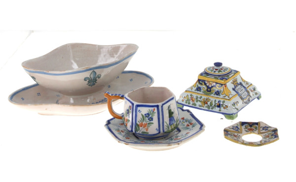 Lot comprenant un encrier en faïence à d