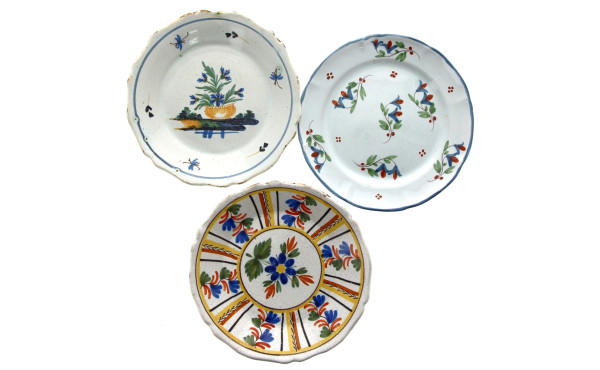 Trois assiettes anciennes en faïence pol