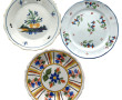 Trois assiettes anciennes en faïence pol