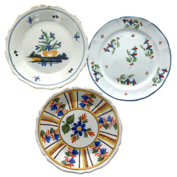 Trois assiettes anciennes en faïence pol
