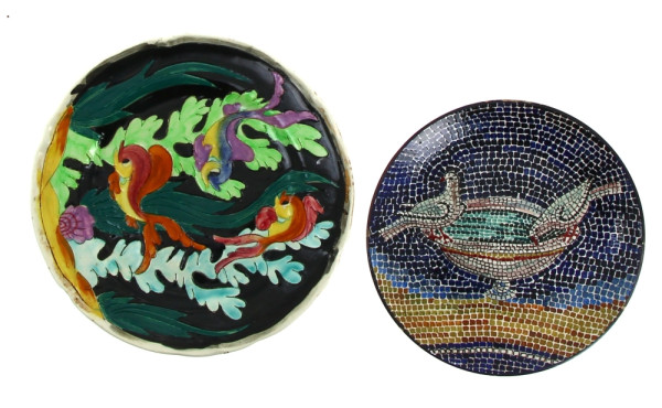 Lot de 2 assiettes en faïence polychrome