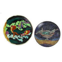 Lot de 2 assiettes en faïence polychrome