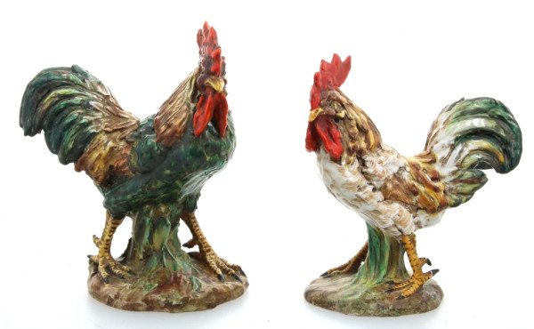Paire de coqs en barbotine, H 23 cm et 2