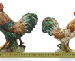 Paire de coqs en barbotine, H 23 cm et 2