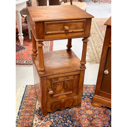 Chevet ancien en bois fruitier ouvrant à