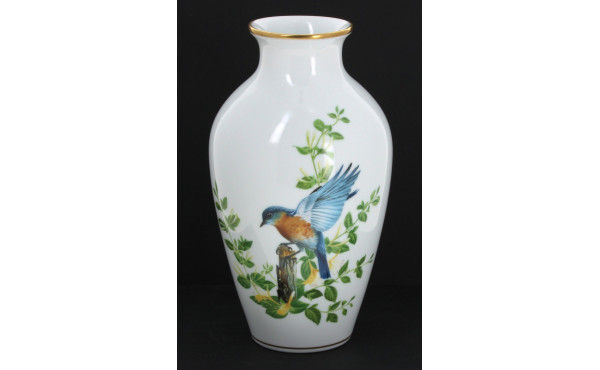 Vase en porcelaine à décor d'un oiseau b