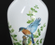 Vase en porcelaine à décor d'un oiseau b