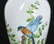 Vase en porcelaine à décor d'un oiseau b