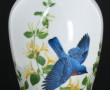 Vase en porcelaine à décor d'un oiseau b