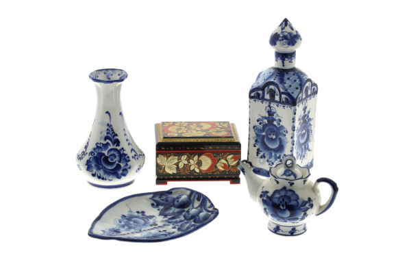 RUSSIE - Lot de 4 pièces en porcelaine b