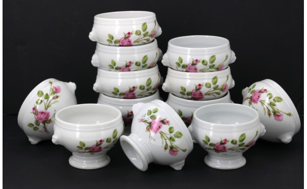 12 bouillons en porcelaine blanche à déc