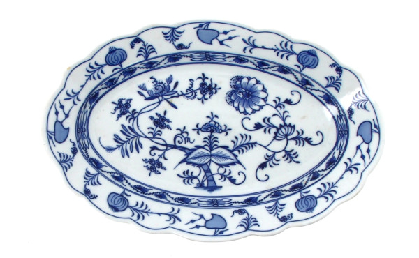 Plat ovale en porcelaine blanche et bleu